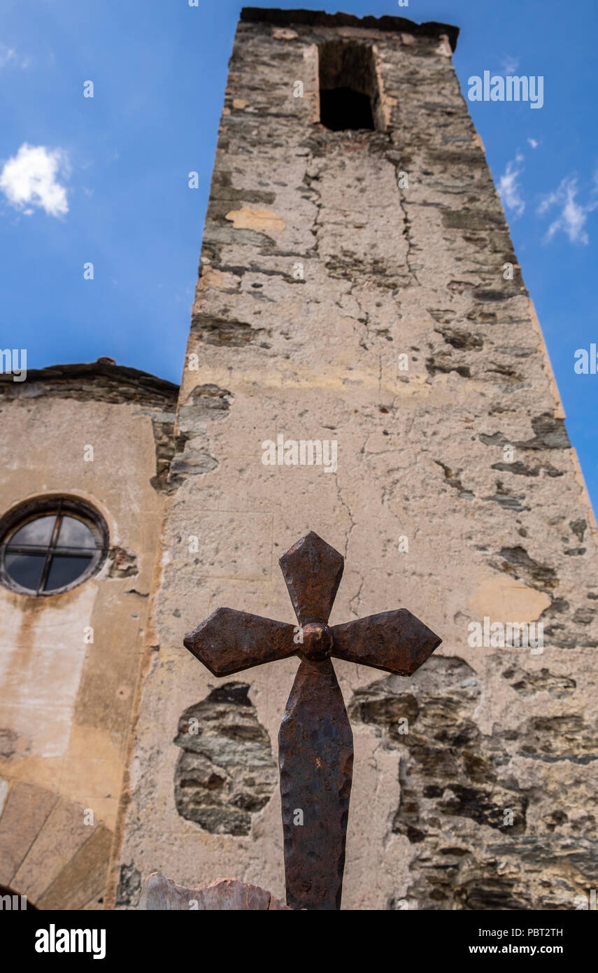 Verrostete schmiedeeiserne Kreuz außerhalb der Kirche von Mollo in der katalanischen Dorf in den Pyrenäen, Spanien Stockfoto