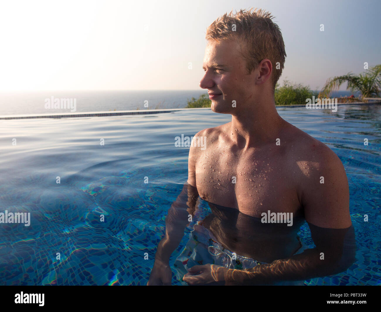 Ein Schwimmer Abkühlung nach dem Training Stockfoto