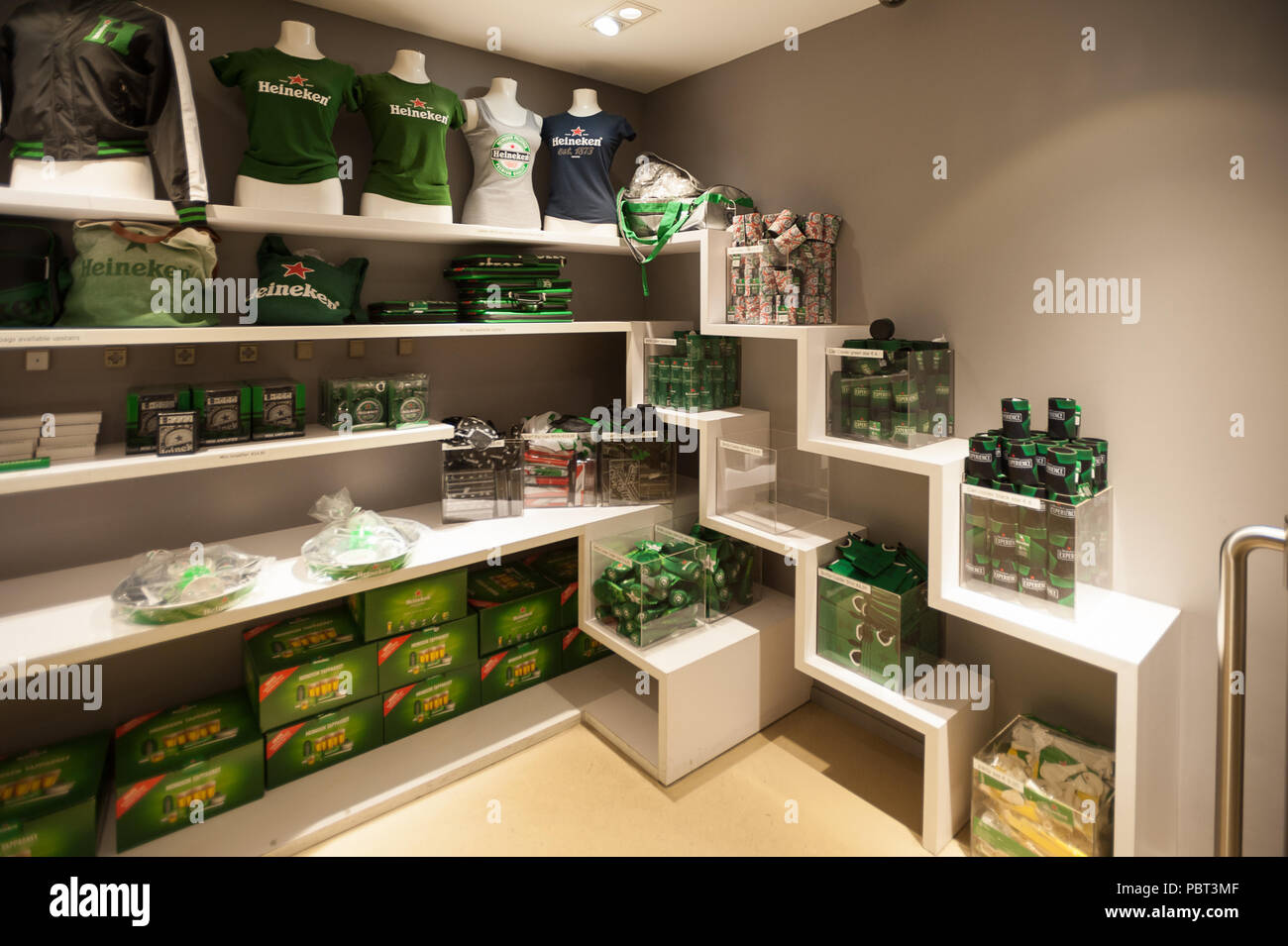 AMSTERDAM, NIEDERLANDE - Jun 3, 2015: Heineken Souvenirshop an der Heineken  Experience Center, eine historische Brauerei für Heineken Bier. Gerard  Adriaan H Stockfotografie - Alamy