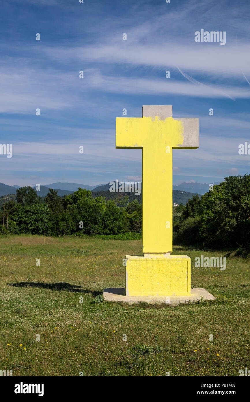 Große Beton Kreuz, Denkmal für die im Spanischen Bürgerkrieg gefallenen, gelb lackiert, welches die Farbe symbolisiert katalanischen Unabhängigkeit, Olot, C Stockfoto