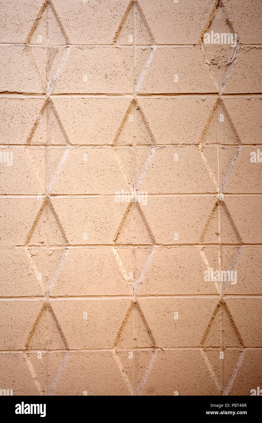 Tan Beton oder Zement Wand mit Rautenmuster farbige Stockfoto