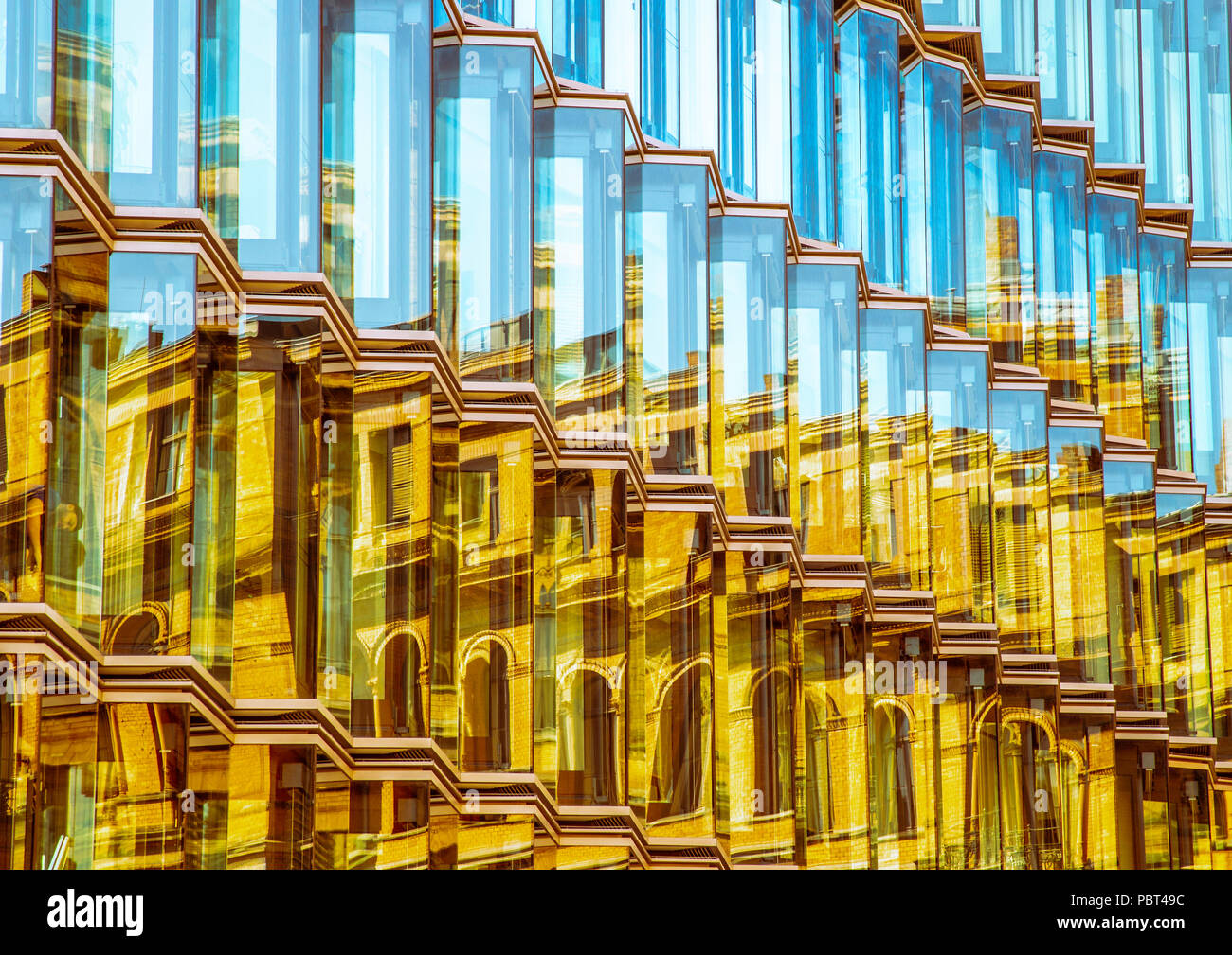 Berlin wider, Reflexionen von Gebäuden im Glas von anderen Gebäuden Stockfoto
