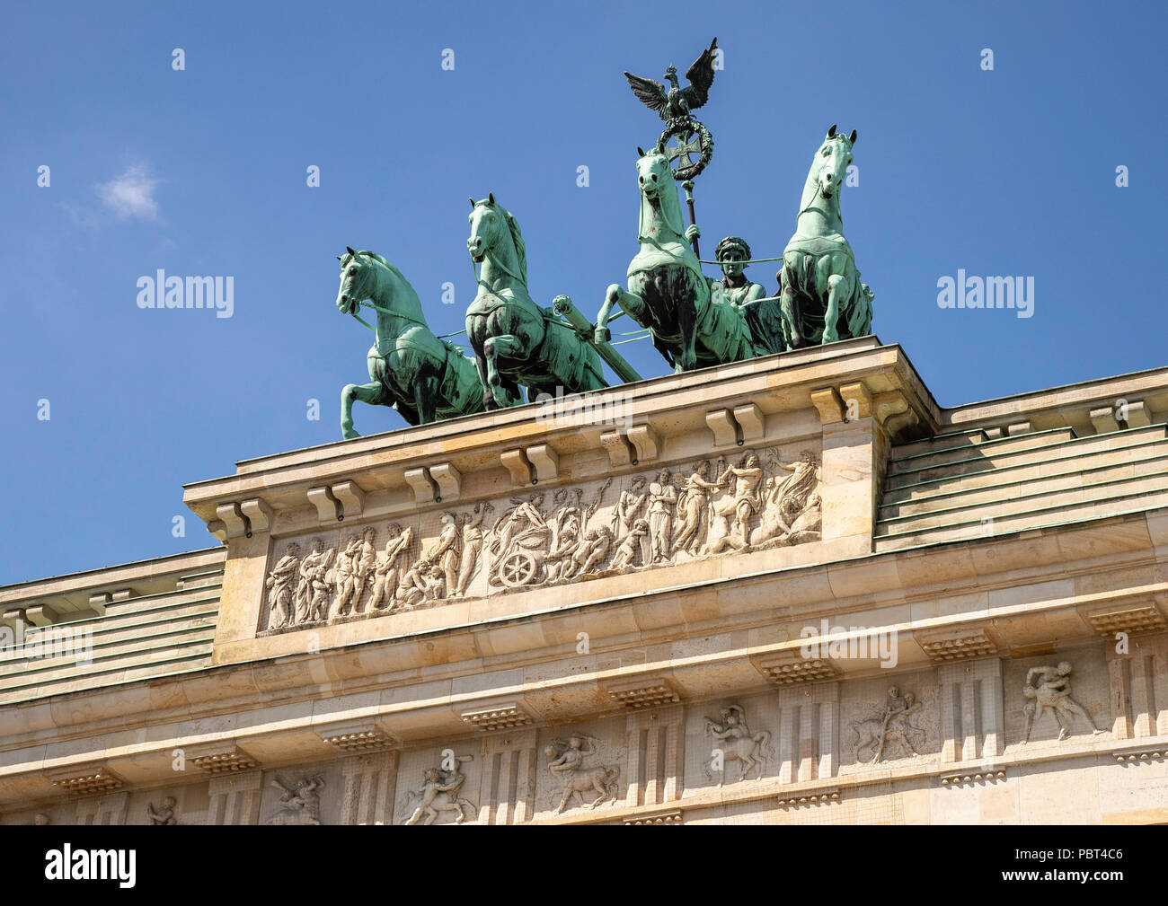 Statue von Wagen und vier Pferden (Quadriga) auf dem Brandenburger Tor, Berlin, Deutschland Stockfoto