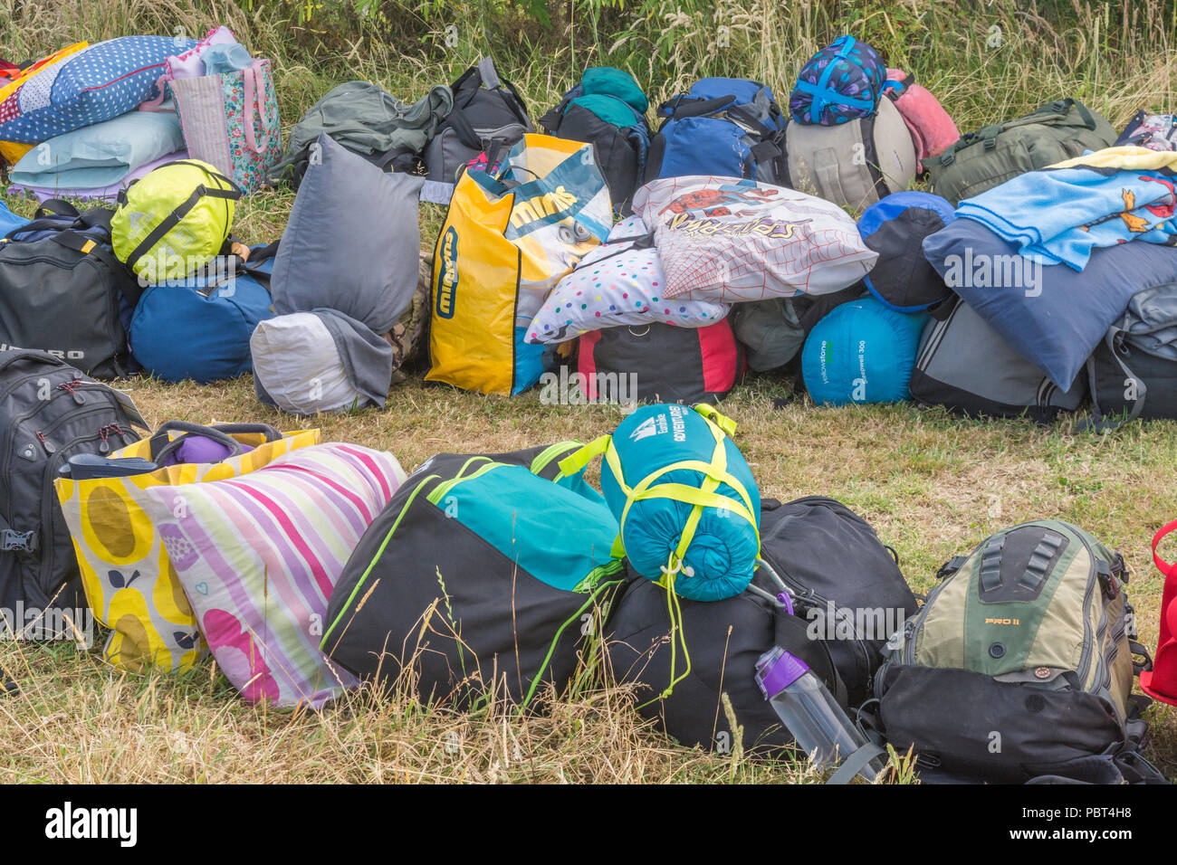Schlafsäcke, Taschen und Utensilien für ein Schulausflug zu einem Campingplatz. Stockfoto