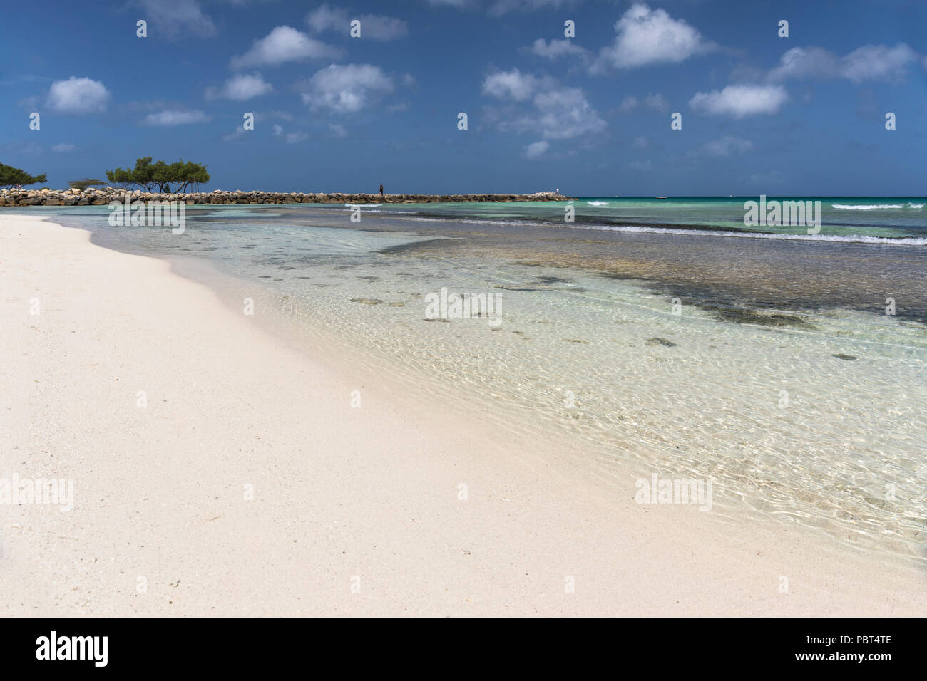 Weißer Sandstrand in Palm Beach, Aruba, Karibik Stockfoto