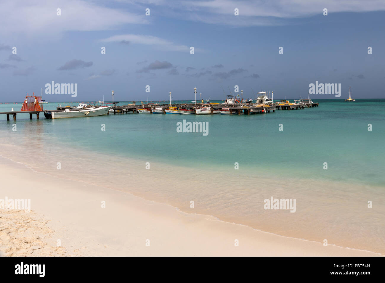 Fischerboote liegen im türkisfarbenen Karibischen Meer in Palm Beach, Aruba, Karibik Stockfoto