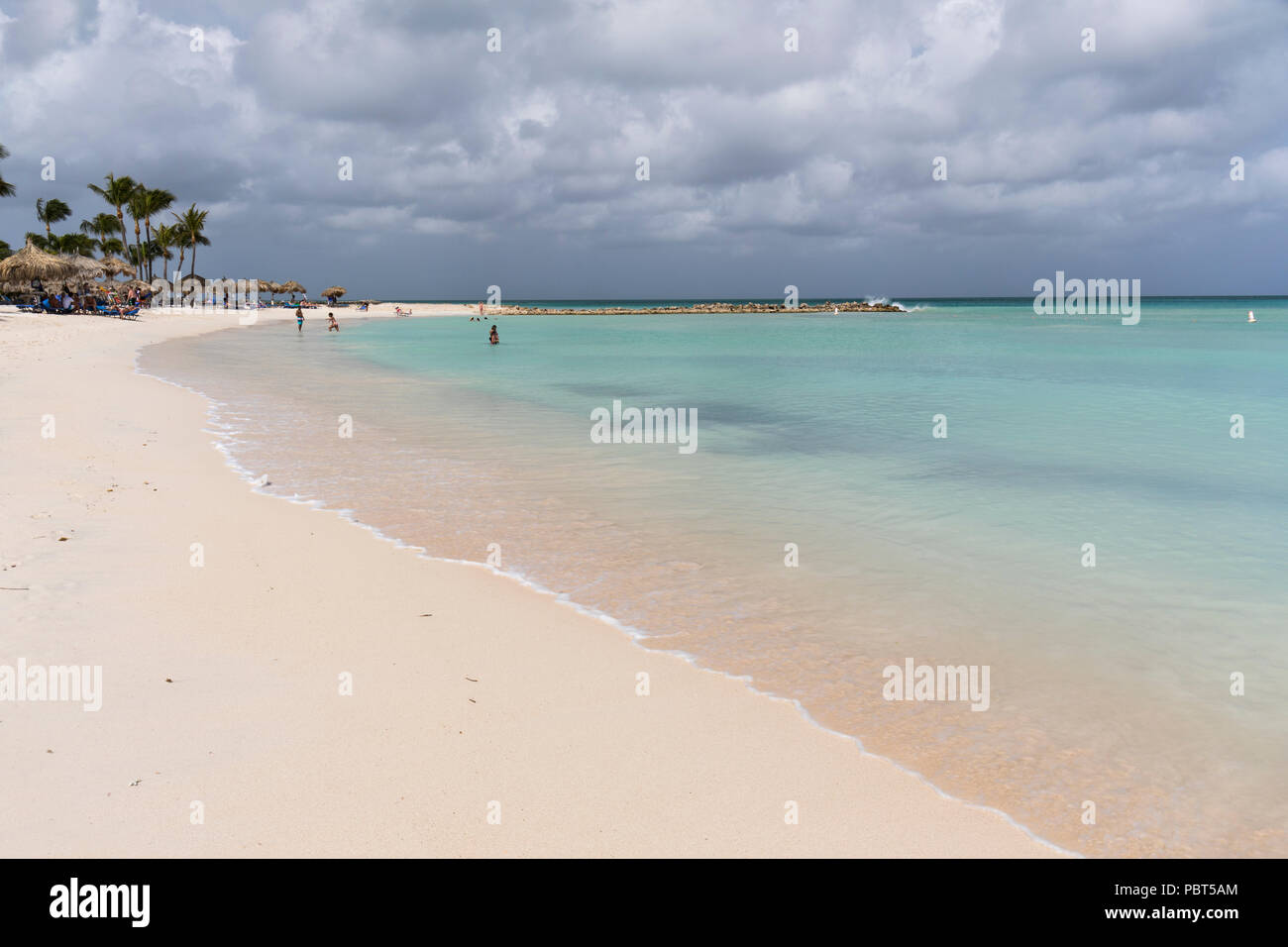 Karibisches türkisfarbenes Meer und weißer Sandstrand - Palm Beach, Aruba, Karibik Stockfoto