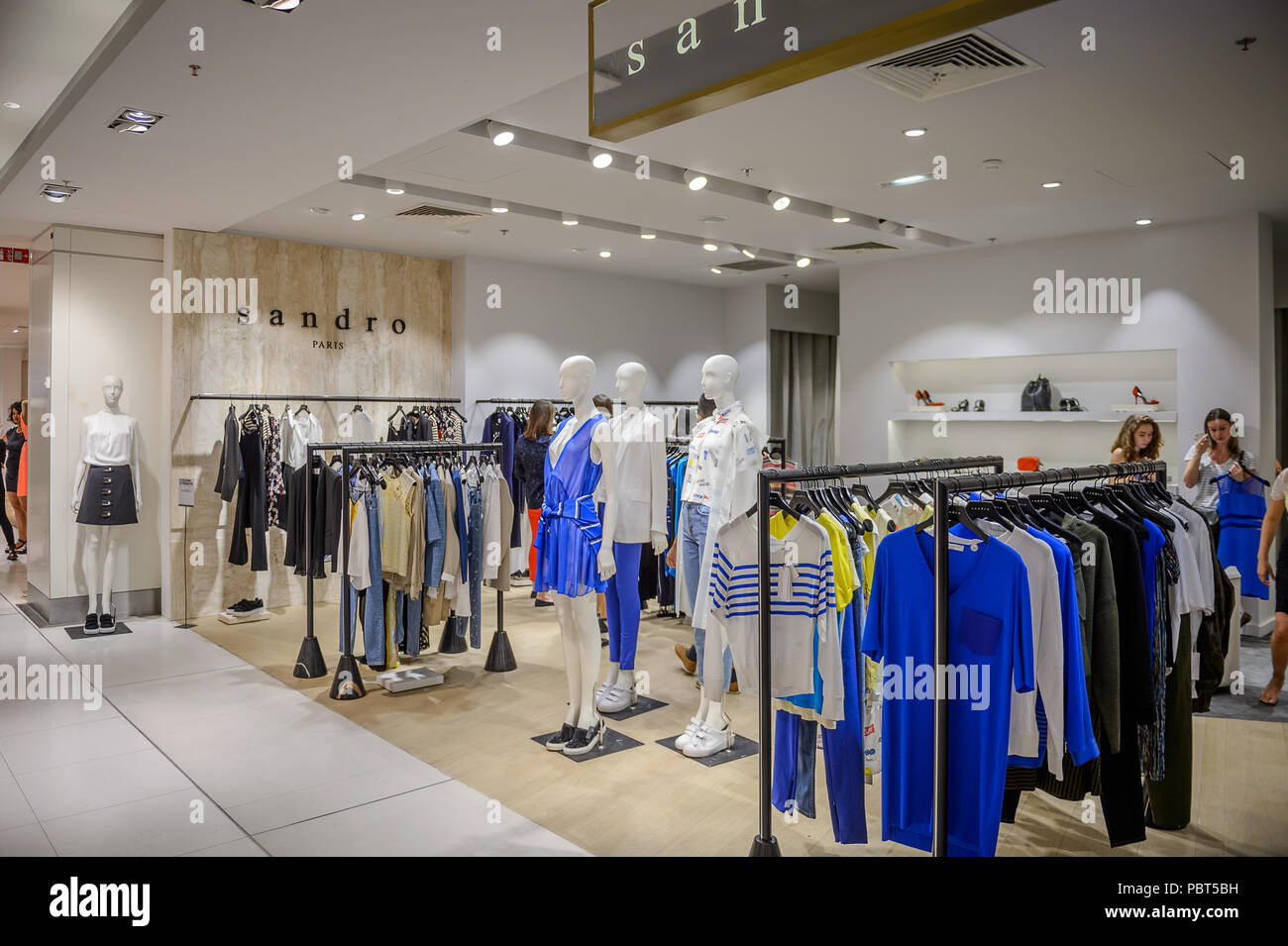 PARIS, Frankreich - Jul 6, 2015: Sandro Paris Abschnitt in den Galeries Lafayette City Mall. Es wurde im Jahre 1912 geöffnet Stockfoto