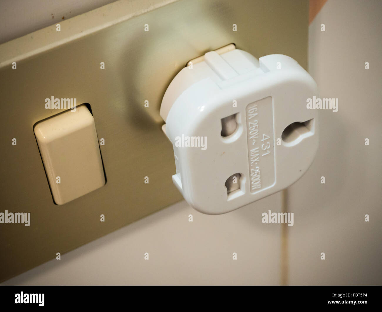 Euro-netzanschluss mit britischen Adapter Stockfoto