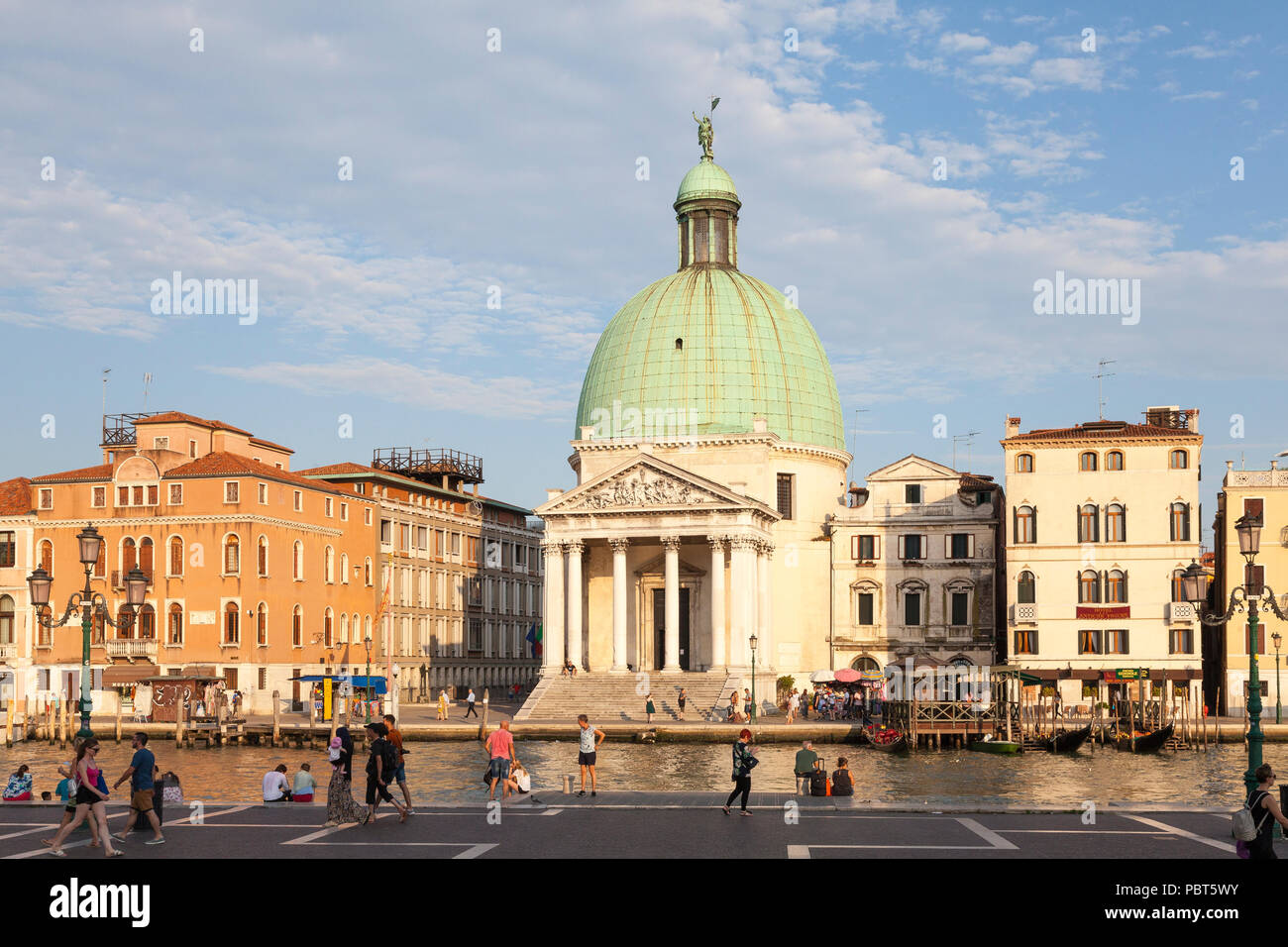 Die neoklassische Kirche San Simeon Piccolo, Grand Canal, Santa Croce, Venedig, Italien, errichtet in 1738 von Giovanni Antonio Scalfarotto bei Sonnenuntergang, bei Dämmerung, Stockfoto