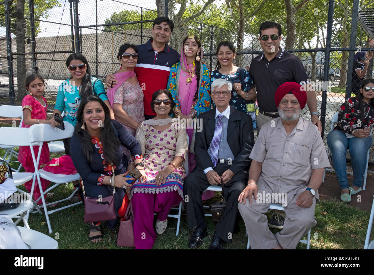 Eine gestellt Portrait einer Großfamilie an Sikh Gurmat Spiele an Smokey Park in Queens, New York. Das Mädchen in der hintersten Reihe gewann ein Fashion contest. Stockfoto