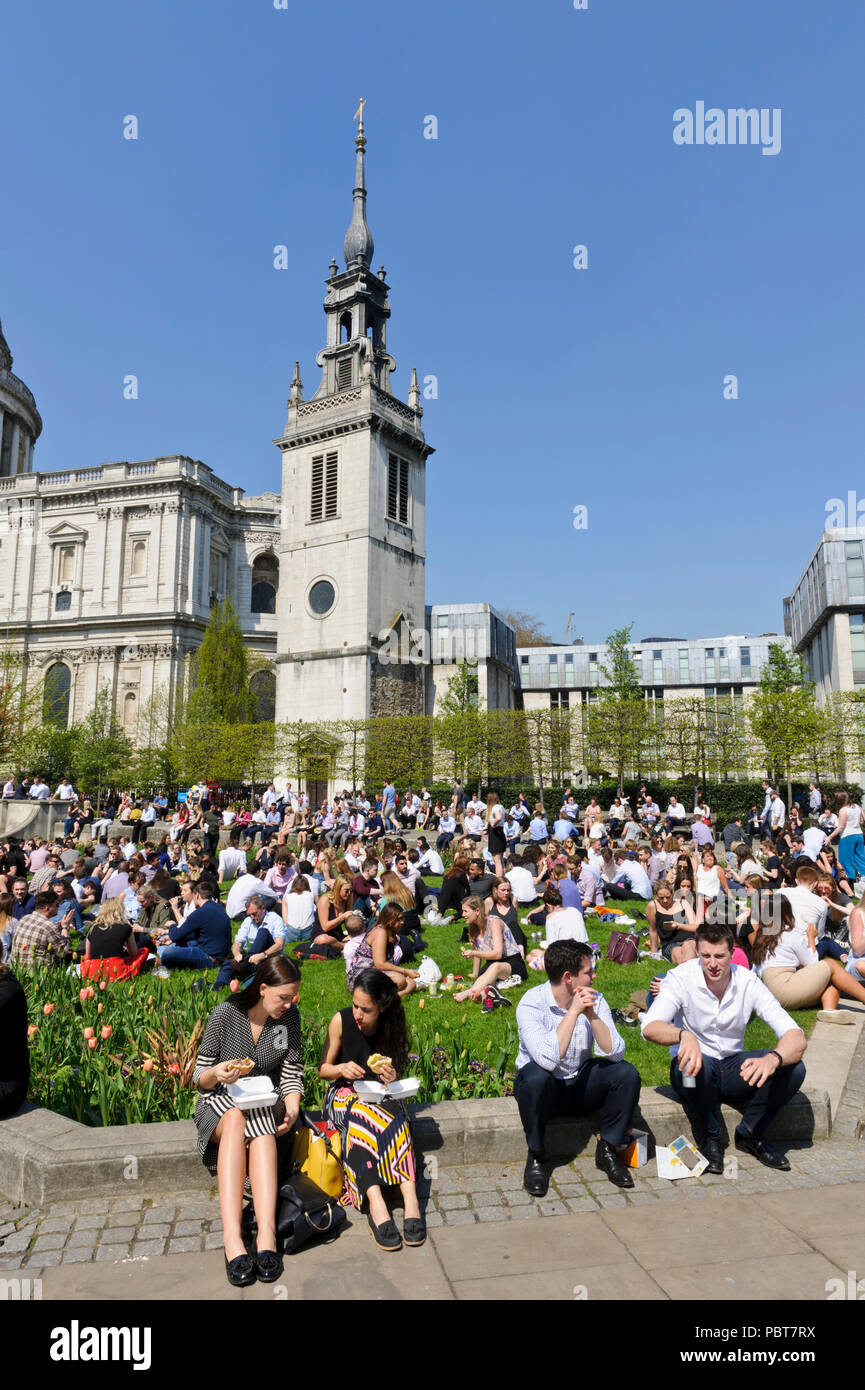 Menschen versammelt, in einem Garten in der Nähe von St Paul's Cathedral die heiße britische Sommer, London, England Stockfoto