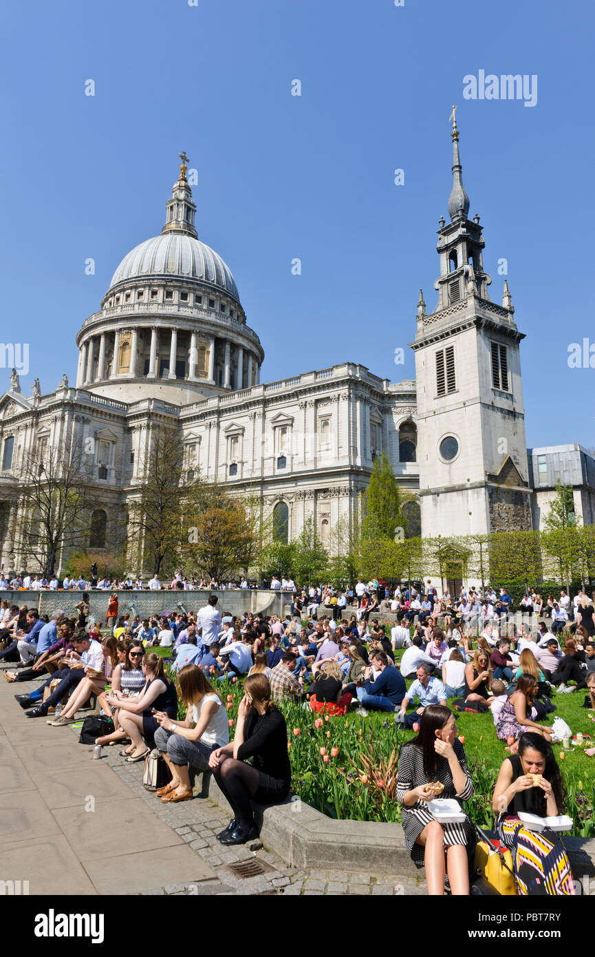 Menschen versammelt, in einem Garten in der Nähe von St Paul's Cathedral die heiße britische Sommer, London, England Stockfoto