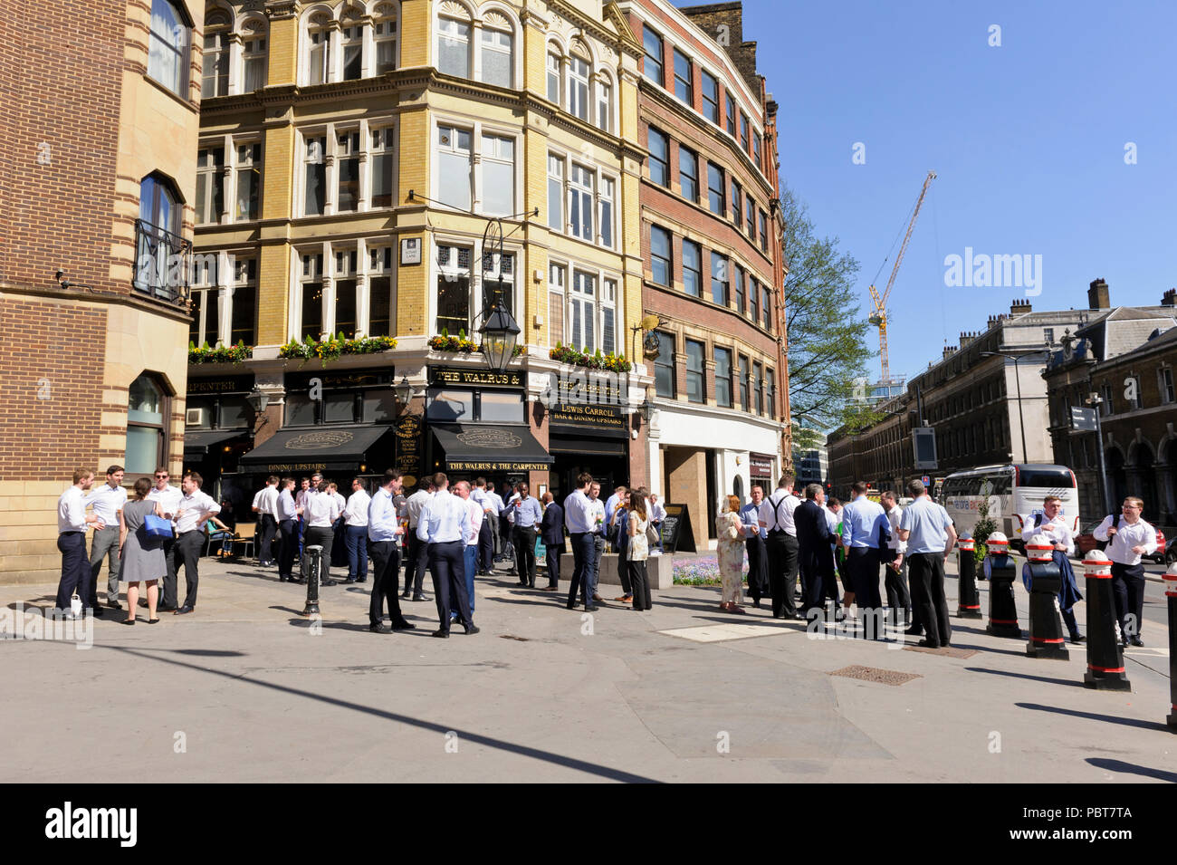 Gruppen von Menschen stehen, Plaudern und Trinken außerhalb eine Kneipe in London, England, Vereinigtes Königreich Stockfoto