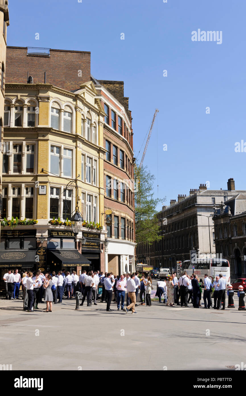 Gruppen von Menschen stehen, Plaudern und Trinken außerhalb eine Kneipe in London, England, Vereinigtes Königreich Stockfoto