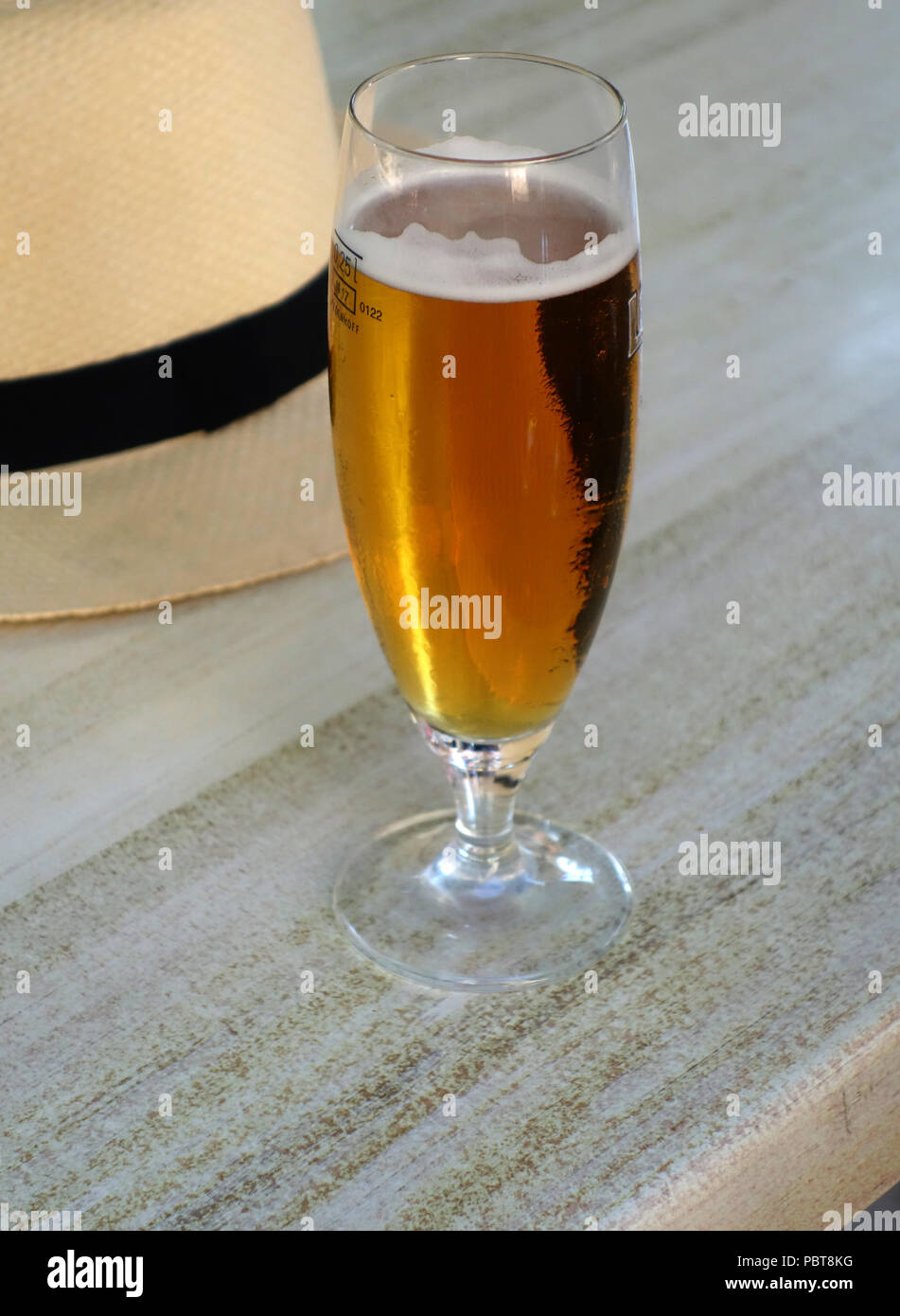 Entspannt , Hut ab jetzt eine willkommene Kühle Glas der Französischen Bier an einem Street Cafe in Saint-Chinian, Frankreich Stockfoto