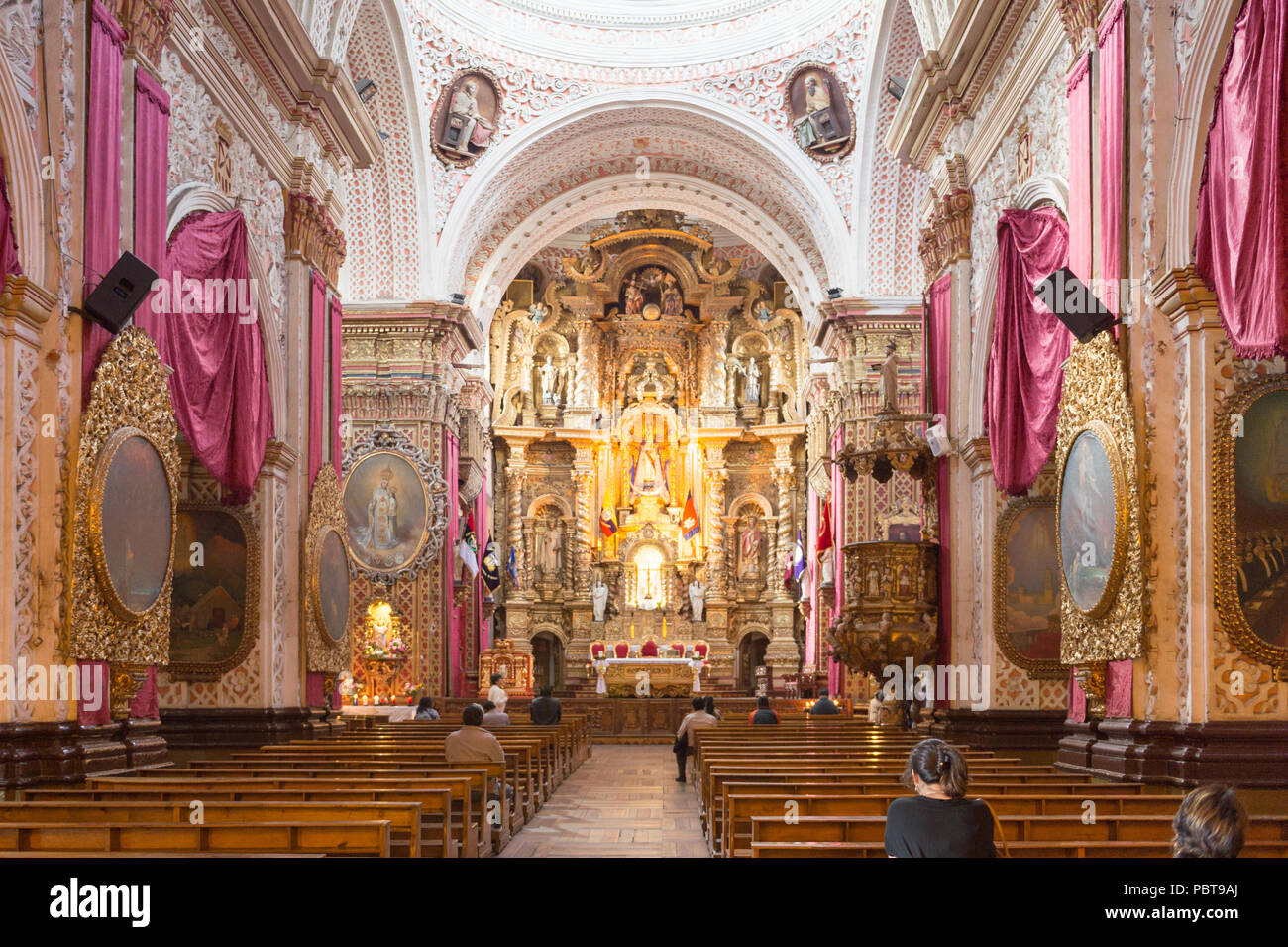 QUITO, ECUADOR - Jan 1, 2015: Innenraum der Kirche von Merced im historischen Zentrum von Quito. Das historische Zentrum von Quito ist das erste UNESCO-Heri Stockfoto