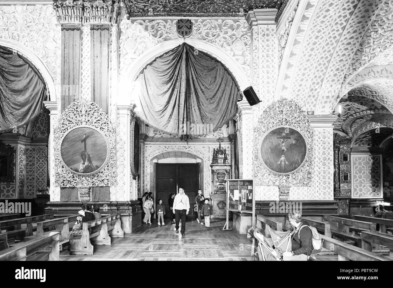 QUITO, ECUADOR - Jan 1, 2015: Innenraum der Kirche von Merced im historischen Zentrum von Quito. Das historische Zentrum von Quito ist das erste UNESCO-Heri Stockfoto