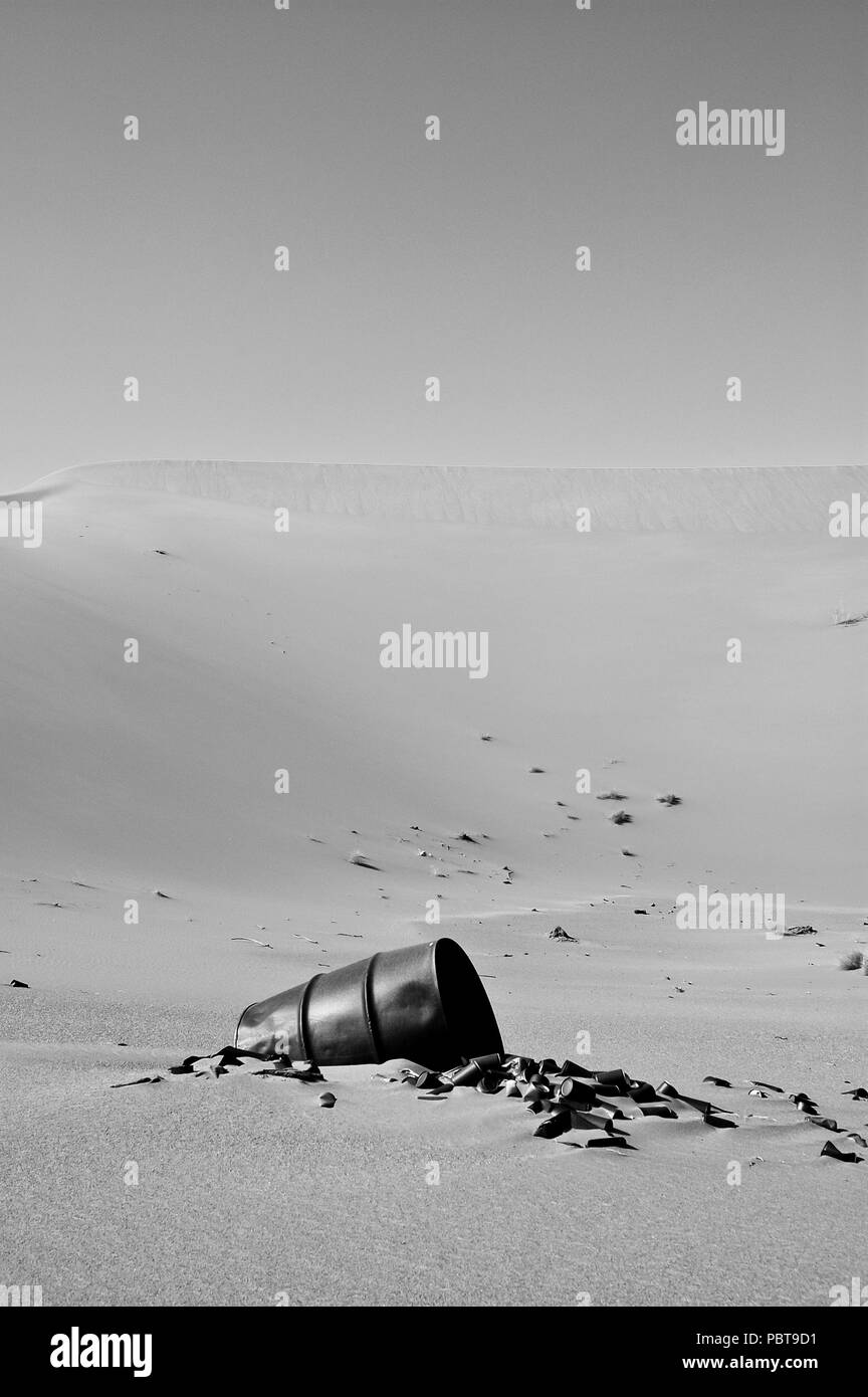 Rostige Dosen und Zylinder auf dem Sand in der Wüste. Stockfoto