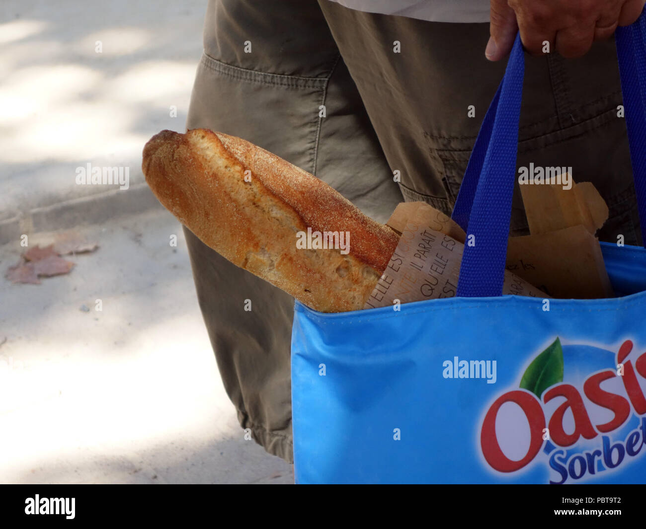 Tasche für's Leben Leute sind jetzt wirklich beginnt, Taschen für das Leben, Taschen von ihren Eigentümern genutzt werden zu verwenden. Einkaufsmöglichkeiten für den täglichen Brot ein französisches Baguette Stockfoto