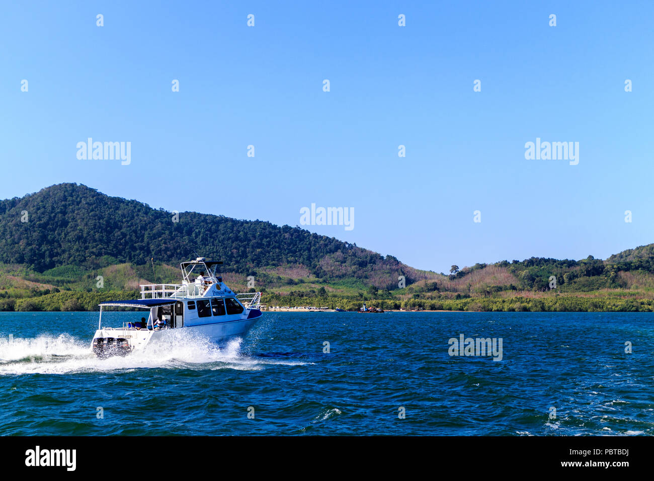 Koh Lanta, Thailand - 18. Februar 2016: Pimalai Resort & Spa hotel Boot setzte die Gäste auf die Insel. Einige Hotels haben ihre eigene Boote. Stockfoto