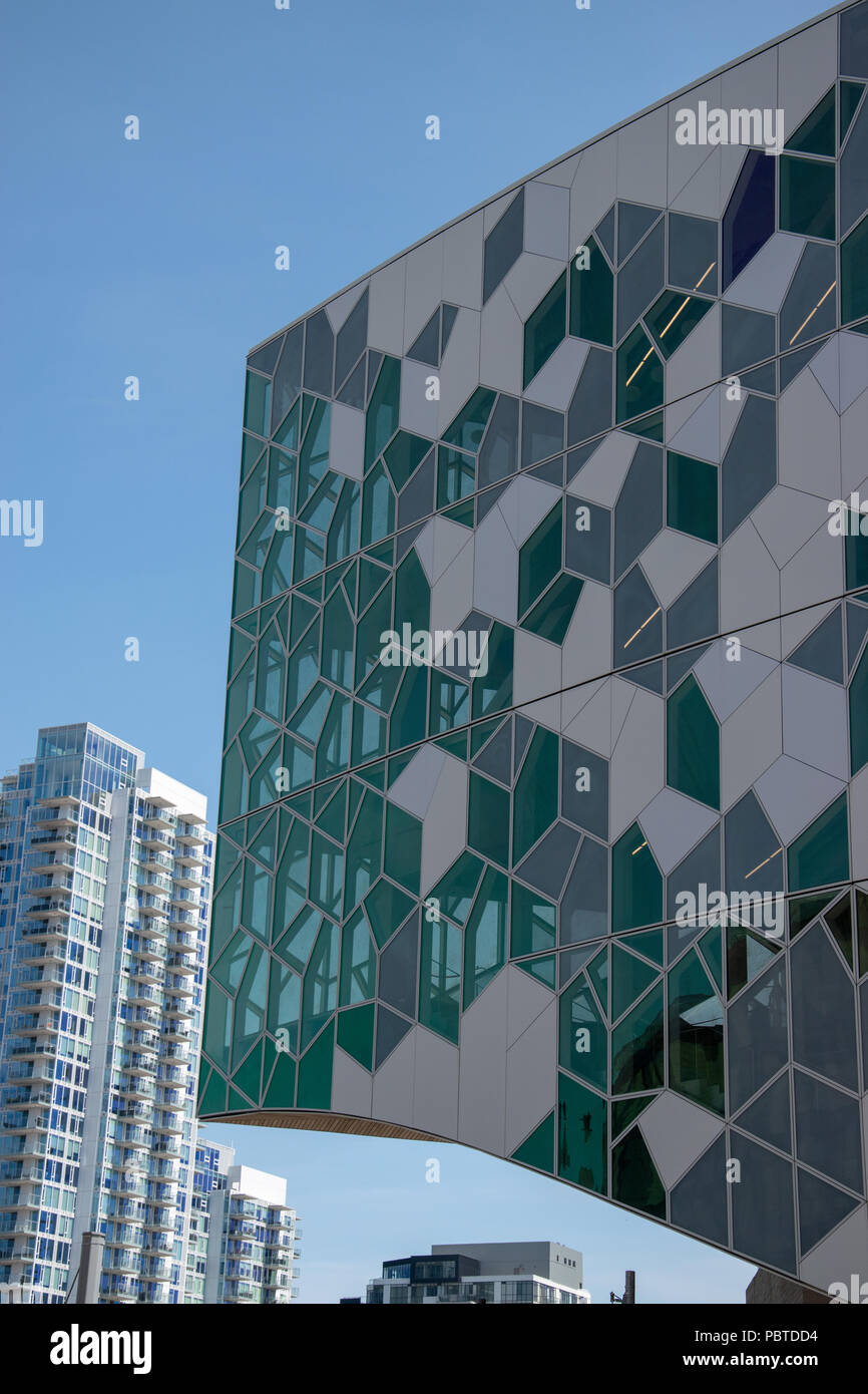 Äußere des Neuen Calgary Central Library. Das Äußere ist eine strukturierte Fassade mit Durchscheinenden fritted Glasscheiben. Die Bibliothek wird festgelegt, um sich zu öffnen Stockfoto