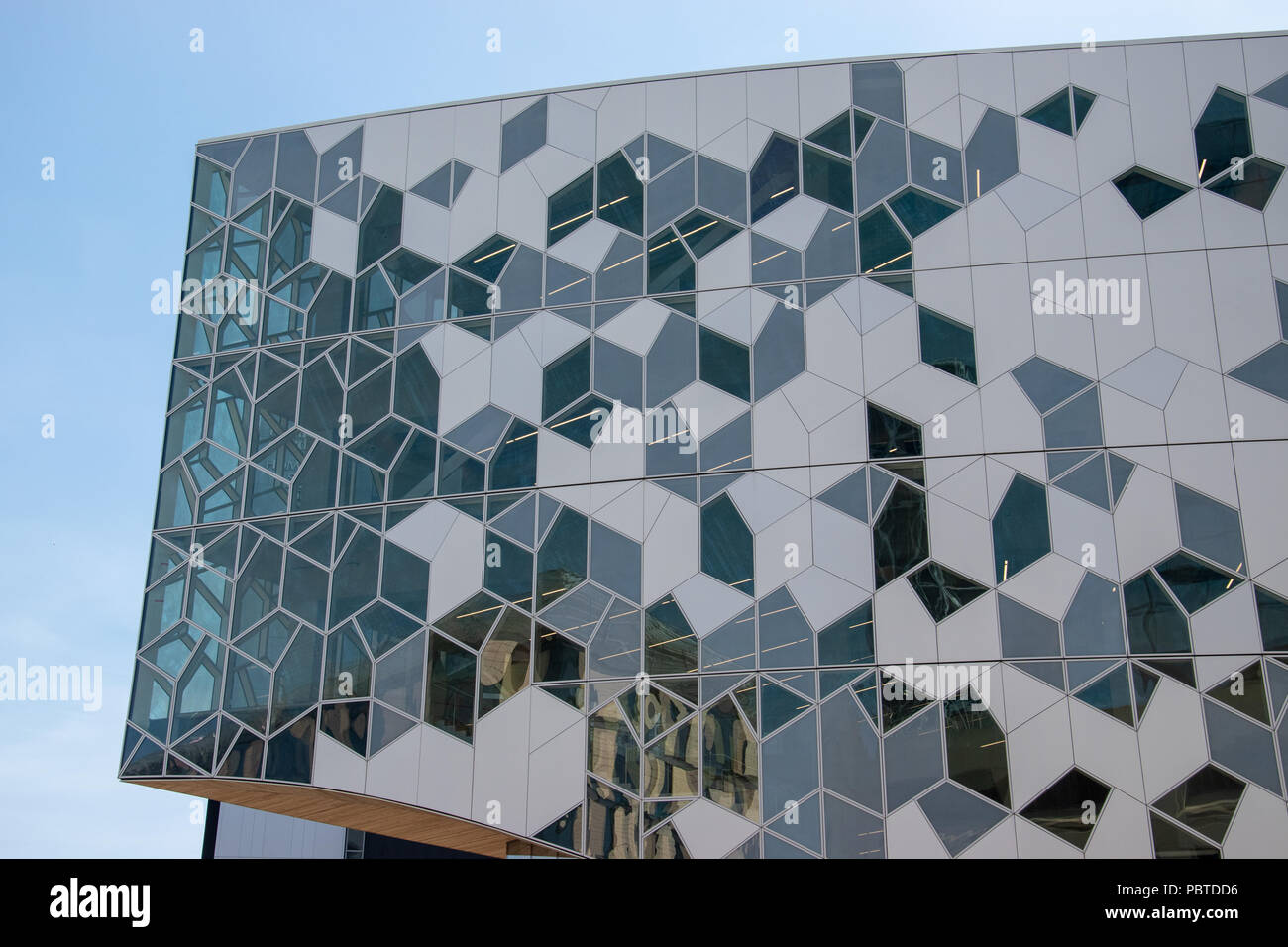 Äußere des Neuen Calgary Central Library. Das Äußere ist eine strukturierte Fassade mit Durchscheinenden fritted Glasscheiben. Die Bibliothek wird festgelegt, um sich zu öffnen Stockfoto
