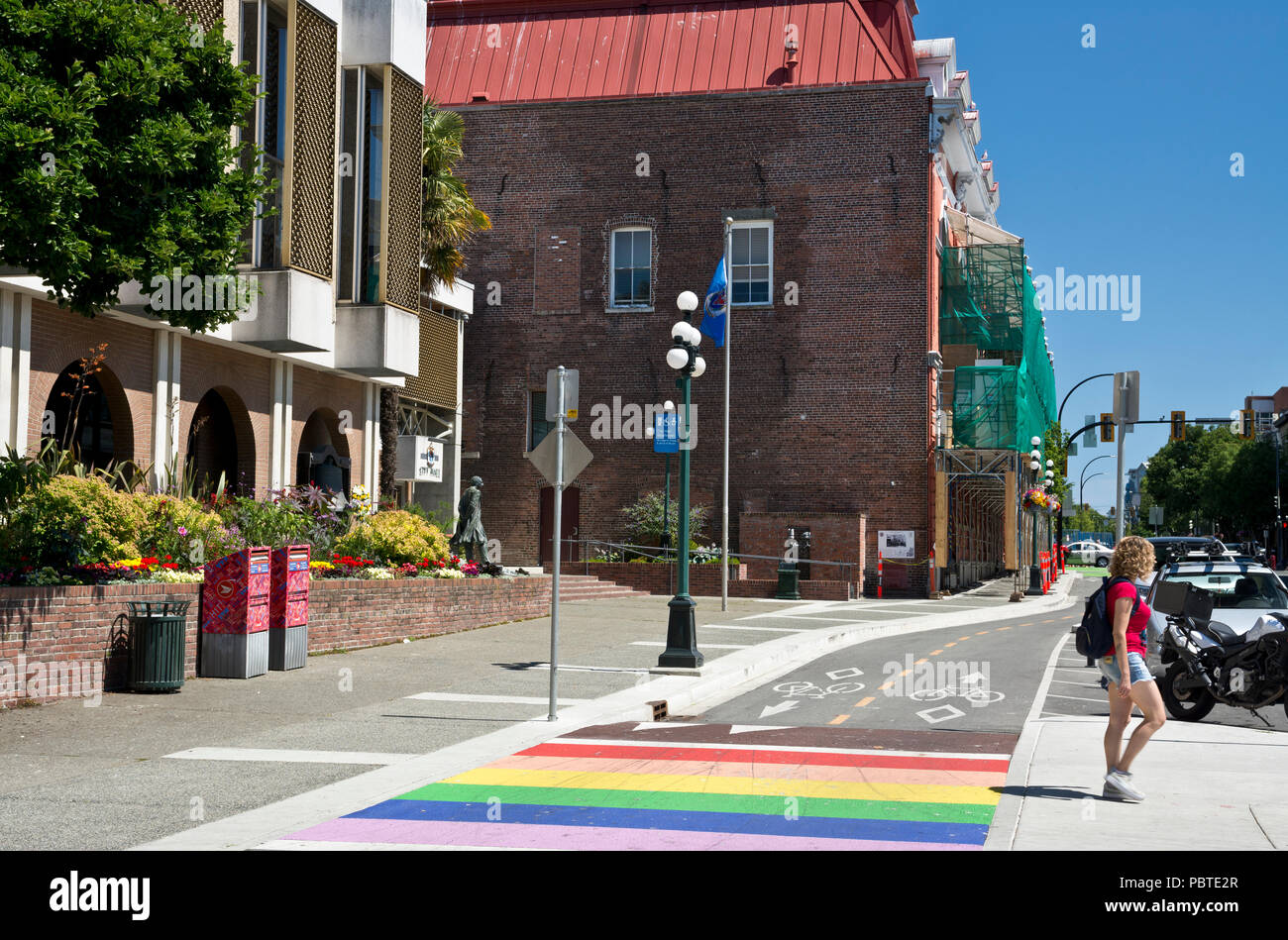 Rainbow Zebrastreifen über Radwege im Stadtzentrum von Victoria, BC, Kanada. Stockfoto