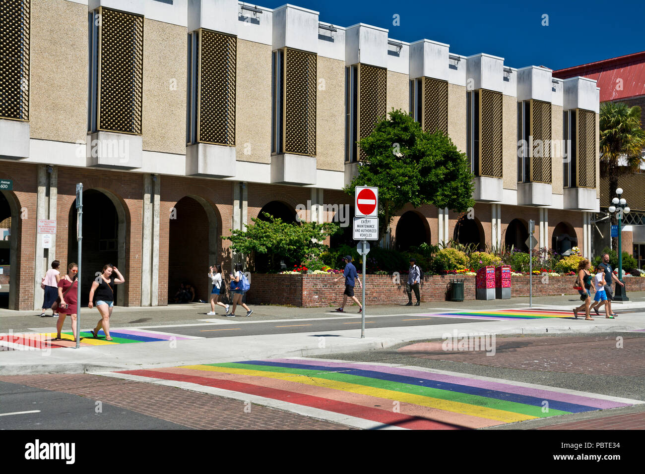 Fußgänger und Rainbow Fussgängerstreifen in der Innenstadt von Victoria, BC, Kanada. Stockfoto