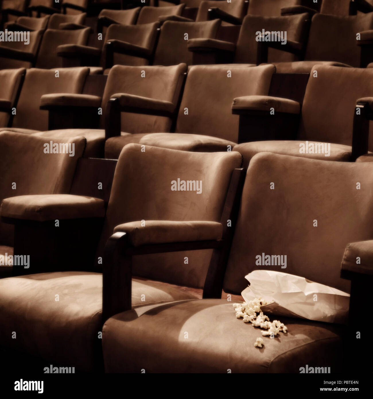 Verschütteten Popcorn im Kino Sitze. Stil: 70er Look" Stockfoto