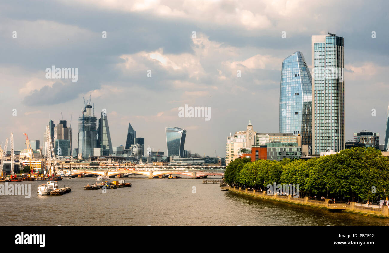 Die Themse und einige der modernen Londoner Wolkenkratzer: Southwark Tower, eines, 20 Blackfriars Fenchurch, dem Skalpell, Tower 42, Leadenhall Building, Stockfoto