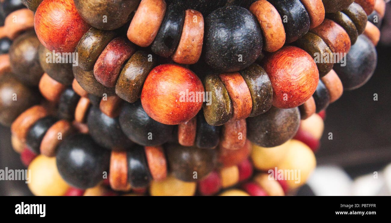 Farbige artisan Holzperle Armbänder auf Anzeige als ethnischen Schmuck Stockfoto