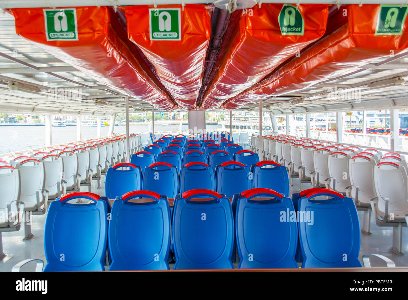 Weiß und Blau sitze und Schwimmwesten oder Sitzbank Zeilen, eine graue Boden mit einer Fähre Deck als Hintergrund oder ein Muster in Istanbul Stockfoto