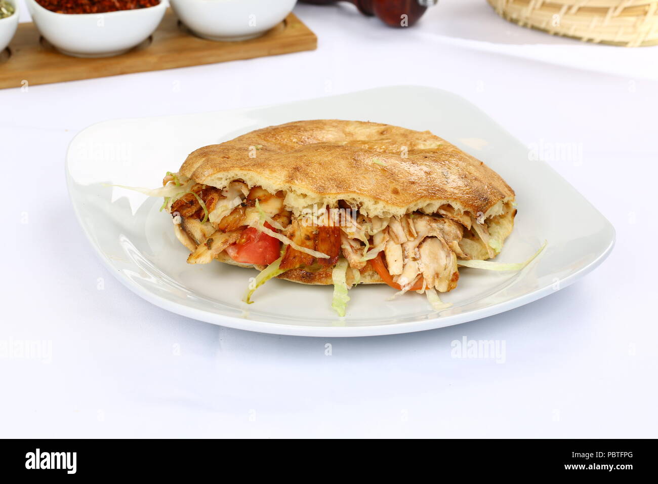 Wie man hühnchen döner sandwich macht -Fotos und -Bildmaterial in hoher ...