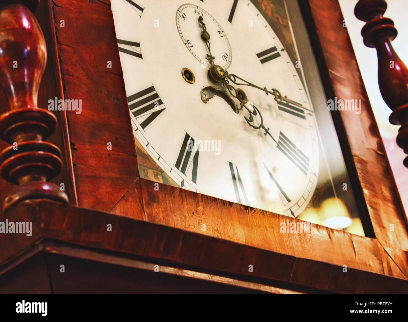 In der Nähe des Clock Face auf einem antiken Standuhr mit römischen Ziffern Stockfoto