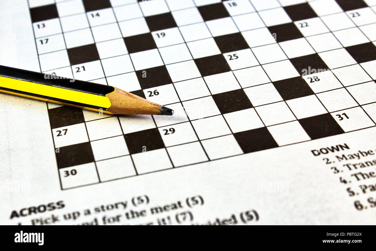 Nahaufnahme von Kreuzworträtsel aus einer Zeitung mit einem schwarzen und gelben Bleistift Stockfoto