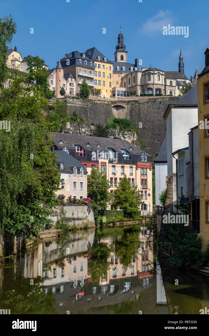 Die Stadt Luxemburg - Ville de Luxembourg. Die Mauern der alten Stadt, die von der Grund der Stadt gesehen. Stockfoto