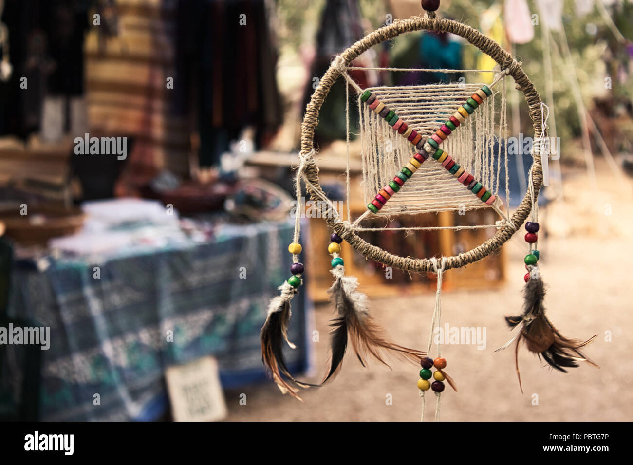 Dream Catcher hängen von einem Baum an einem böhmischen Festival Handwerker Markt Stockfoto