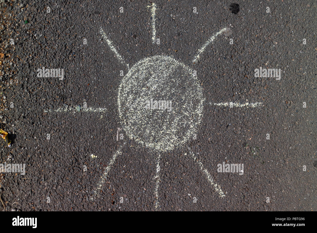 Sonne in Kreide auf Asphalt im Freien aufgestellt Stockfoto