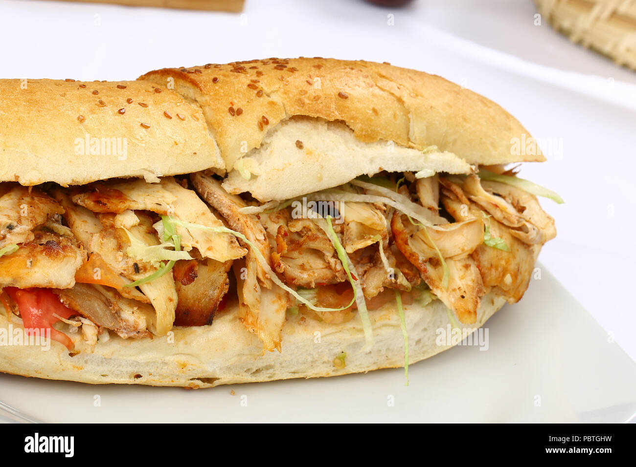Wie man hühnchen döner sandwich macht -Fotos und -Bildmaterial in hoher ...