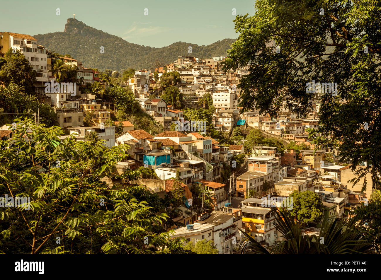 Favela in Rio de Janeiro mit Christus, dem Erlöser Statue im Hintergrund Stockfoto