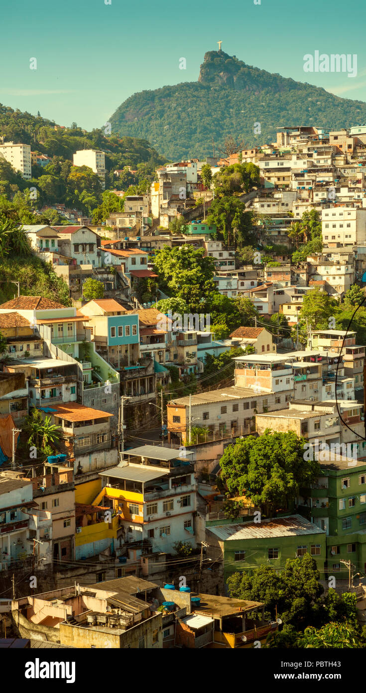 Favela in Rio de Janeiro mit Christus, dem Erlöser Statue im Hintergrund Stockfoto