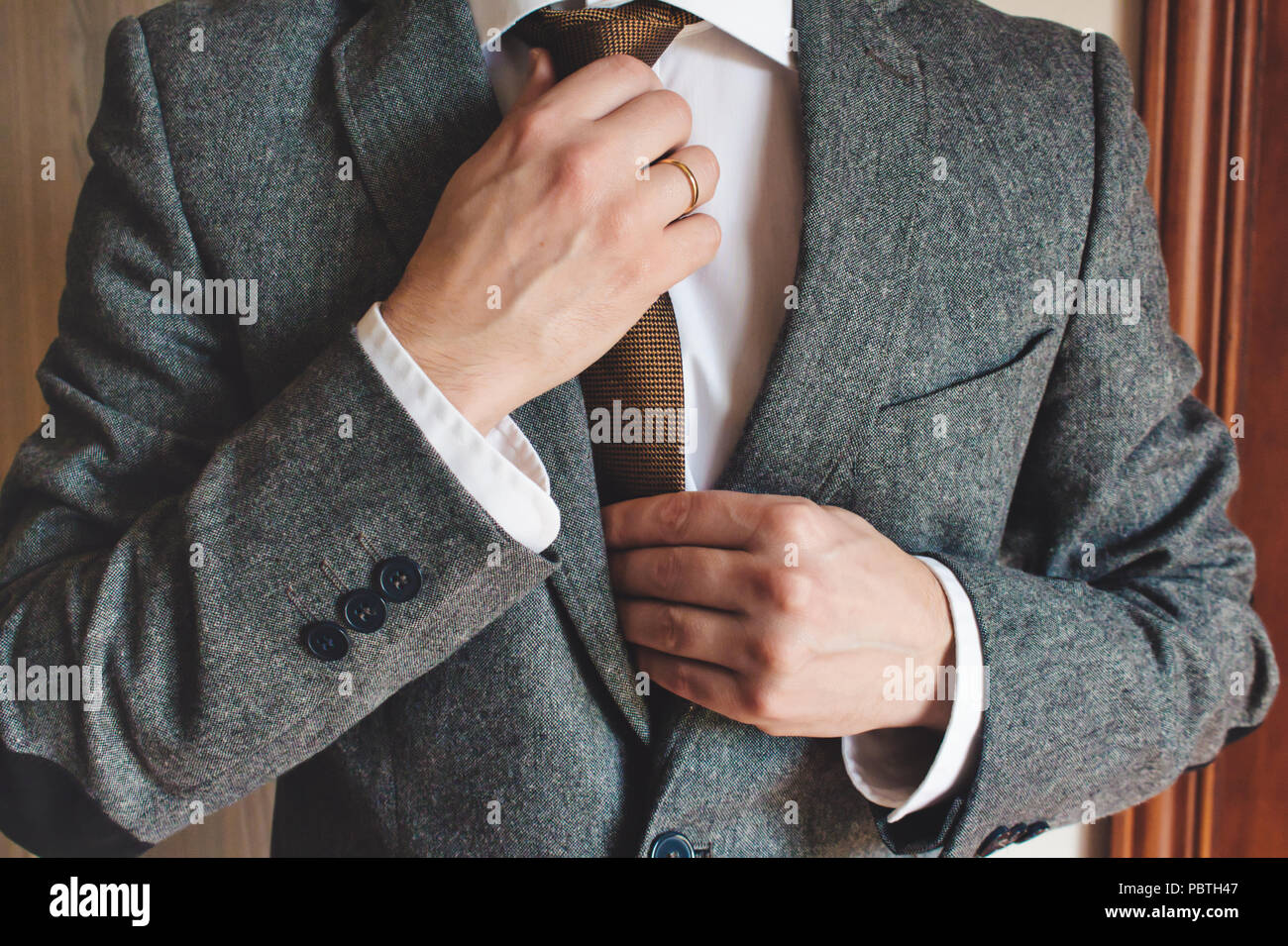 Mann in smart Anzug tragen Hochzeit Ring einstellen Riegel Stockfoto