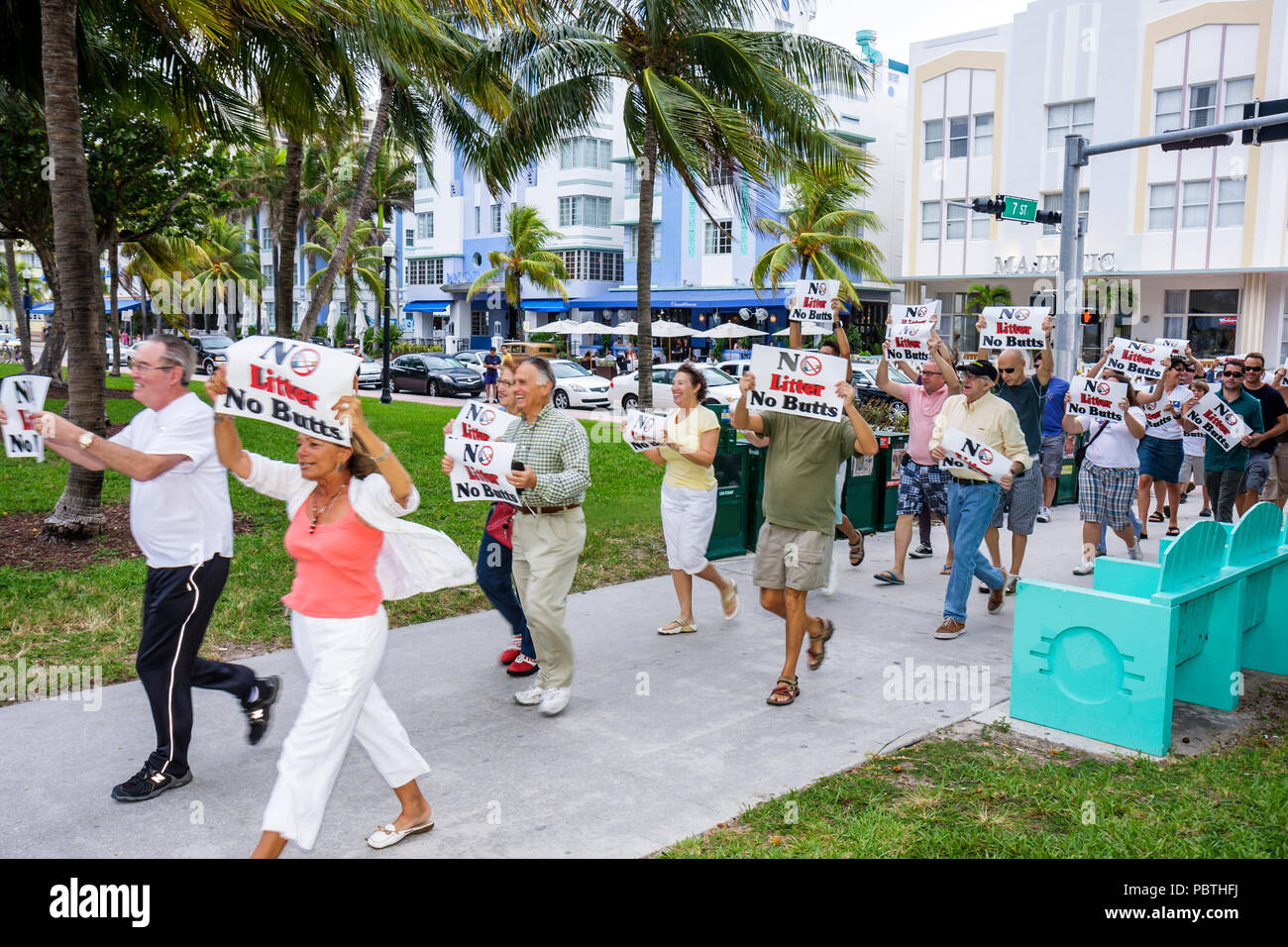 Miami Beach Florida, Lummus Park, Anti-Litter Anti-Wurf Demonstration Nachbarschaft, Wohn-, Gemeinde-Initiative, Verschmutzung, Frau weibliche Frauen, Mann m Stockfoto
