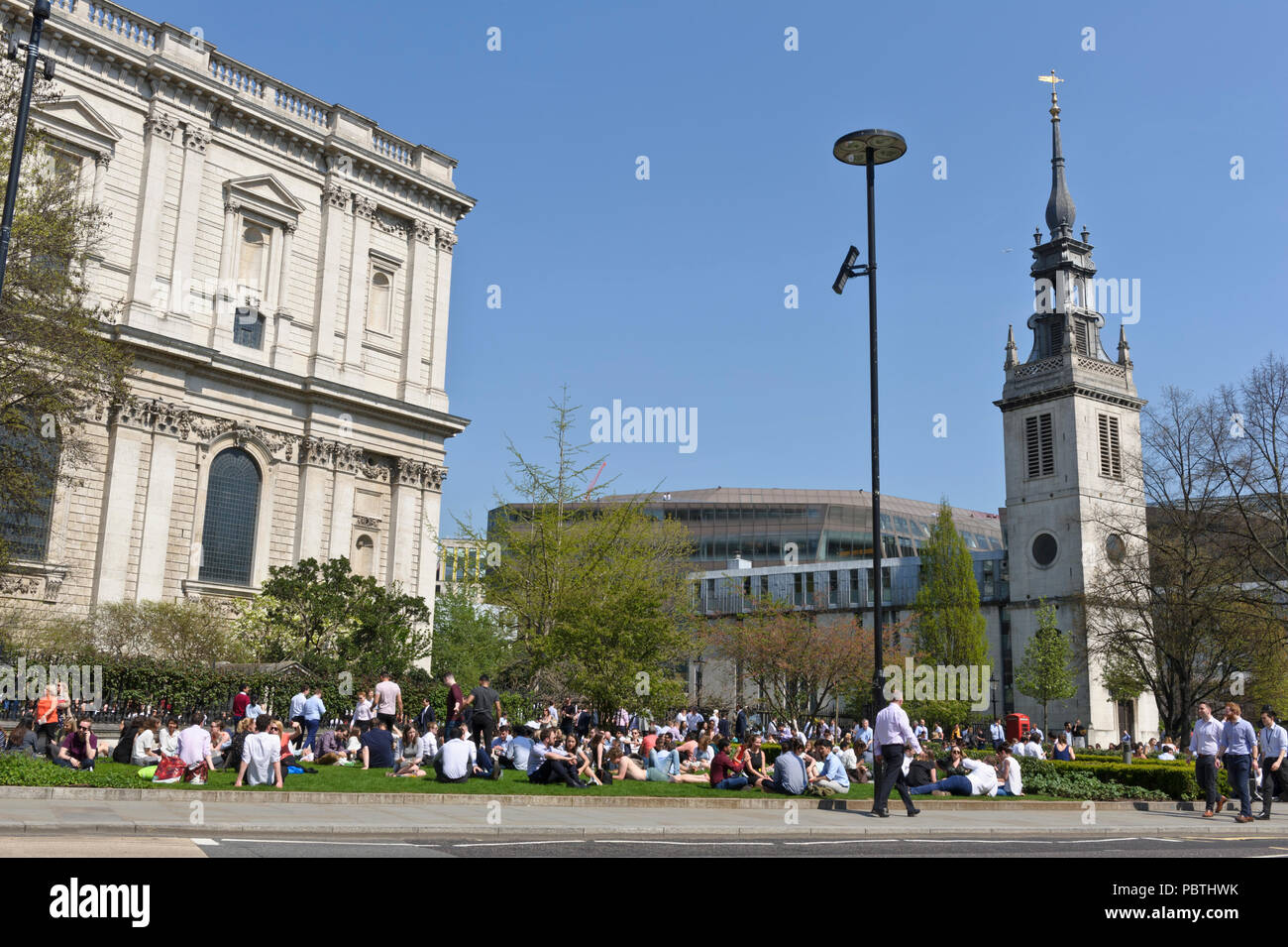 Menschen Entspannung in einem kleinen Garten außerhalb der St Paul's Cathedral, City of London, England, Großbritannien Stockfoto