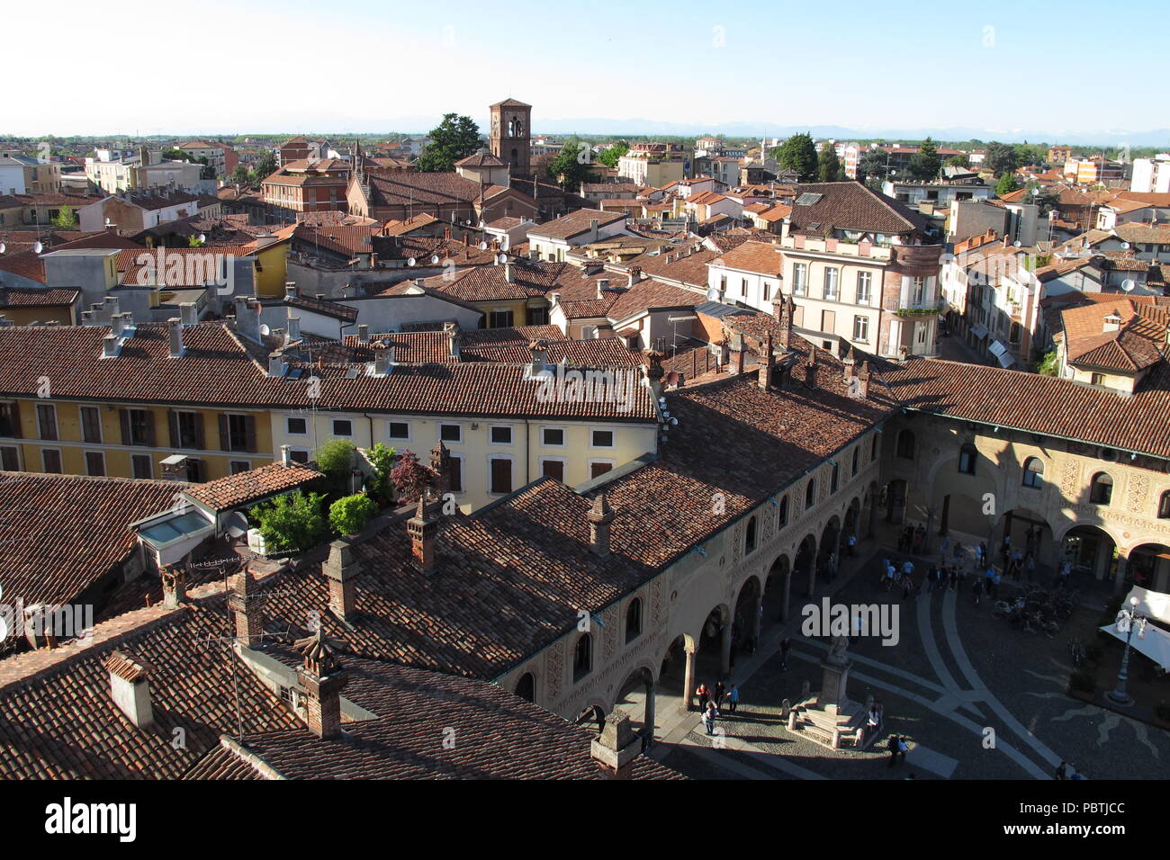 Dächer von Vigevano, eine Gemeinde in der Provinz Pavia in der Lombardei in Norditalien. Stockfoto