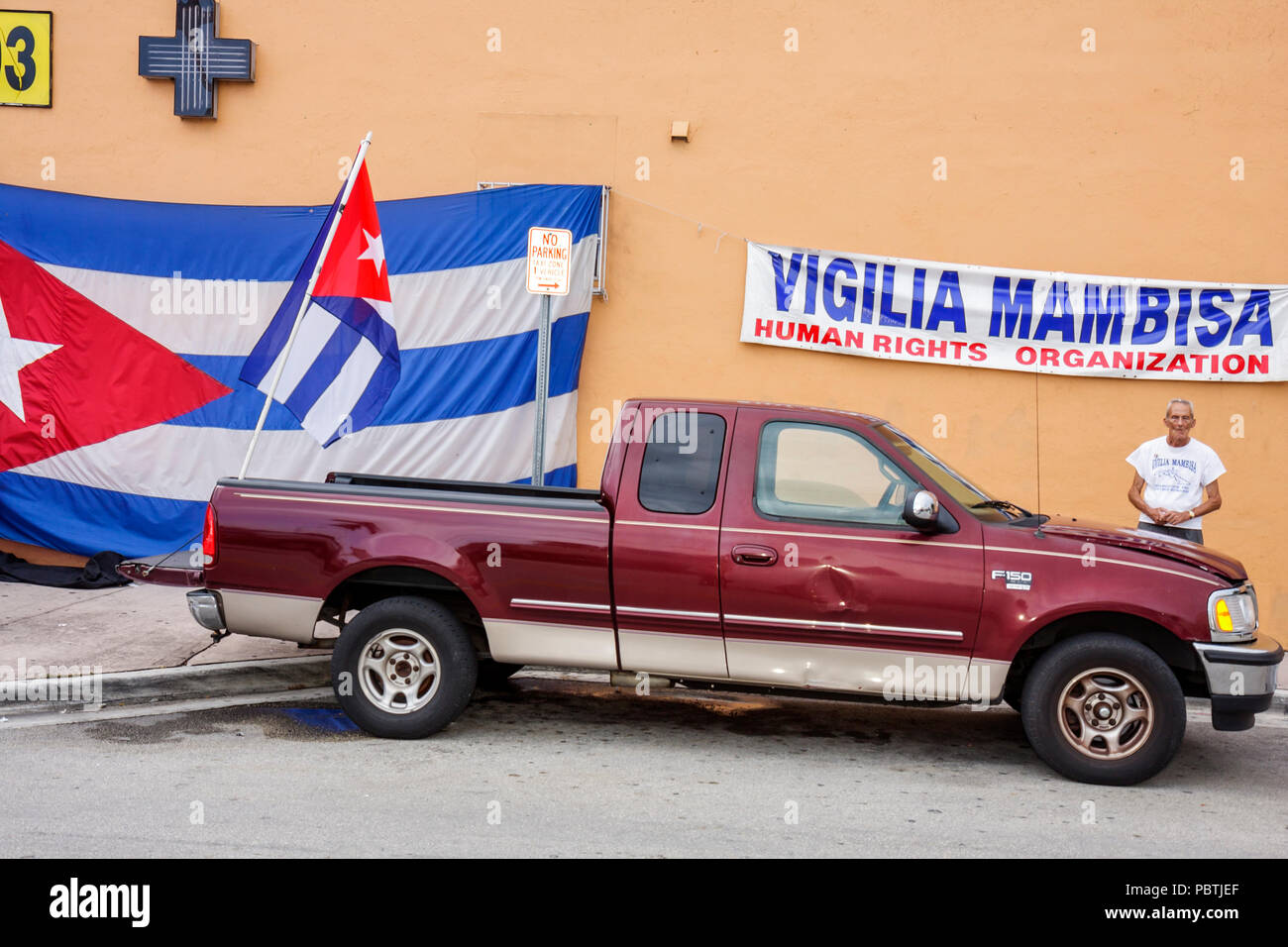 Miami Florida, Little Havana, Calle Ocho, Menschenrechtsorganisation, Vigilia Mambisa, kubanische Flaggen, Flagge, Pickup-LKW, LKW, Erwachsene Erwachsene Erwachsene Mann Männer männlich, Besucher Stockfoto