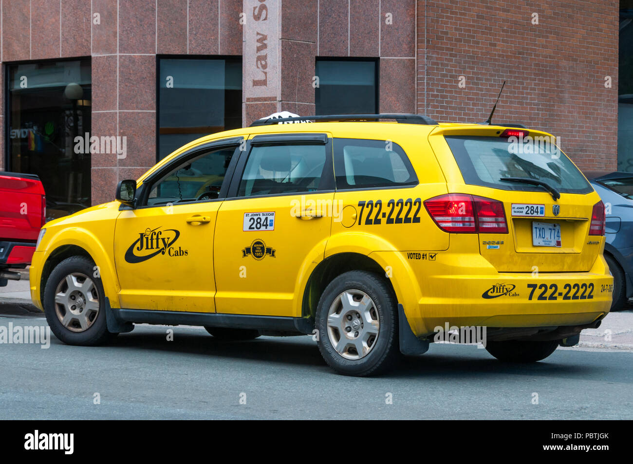 Eine gelbe Jiffy Cab in St. John's, Neufundland. Stockfoto