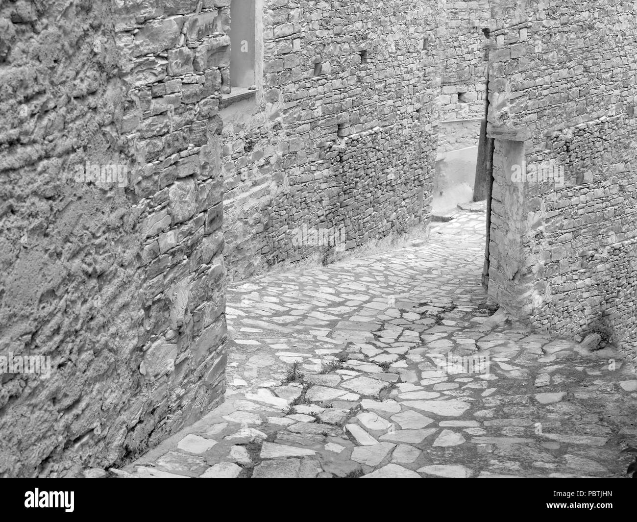 Eine abstrakte Straße bauen von Steinen, in Schwarz und Weiß Stockfoto