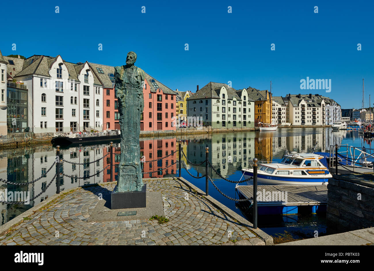 Statue vor der alte Hafen mit historischem Jugendstil Gebäuden, Ålesund, Norwegen, Europa Stockfoto